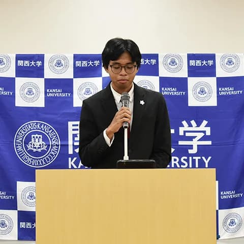 関西大学交換留学修了式で登壇するルクマン