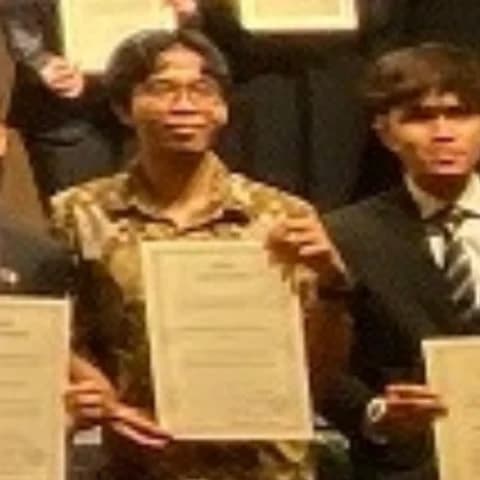 2024年度国費留学生壮行会で奨学金証書を持つルクマン